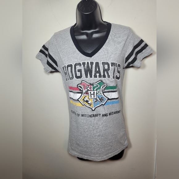 Harry Potter Hogwarts Crest Short Sleeve Shirt sz M - Picture 1 of 6